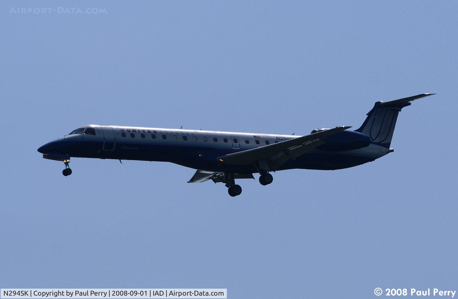 N294SK, 2001 Embraer EMB-145LR C/N 145497, Another EMB-145 on short final