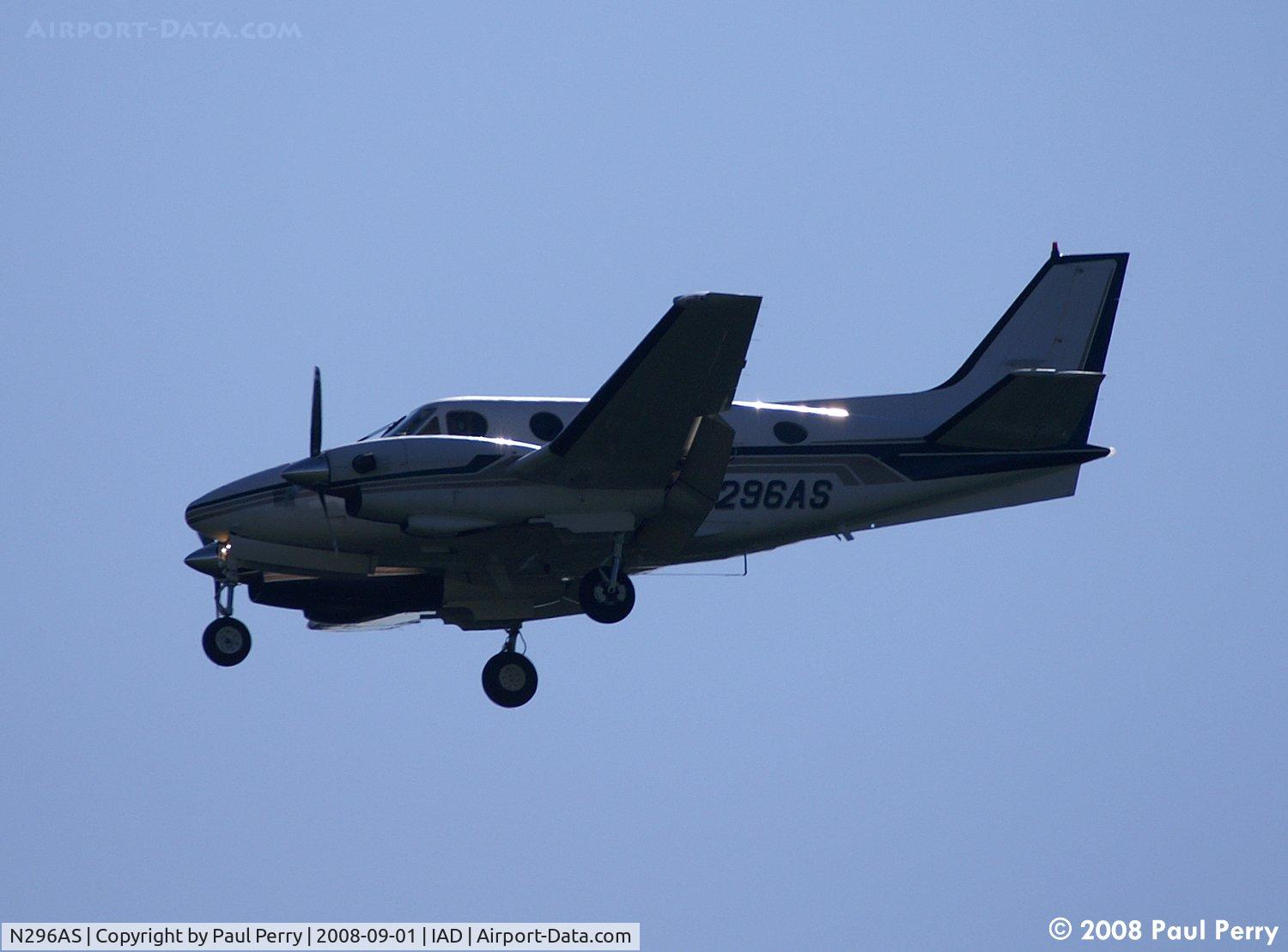 N296AS, 1977 Beech C90 King Air C/N LJ-704, Nice looking Beech twin coming in