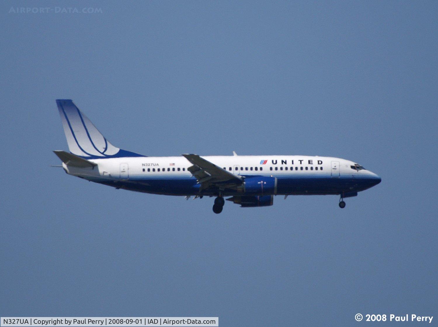 N327UA, 1988 Boeing 737-322 C/N 24147, A 737 letting down on RWY1C