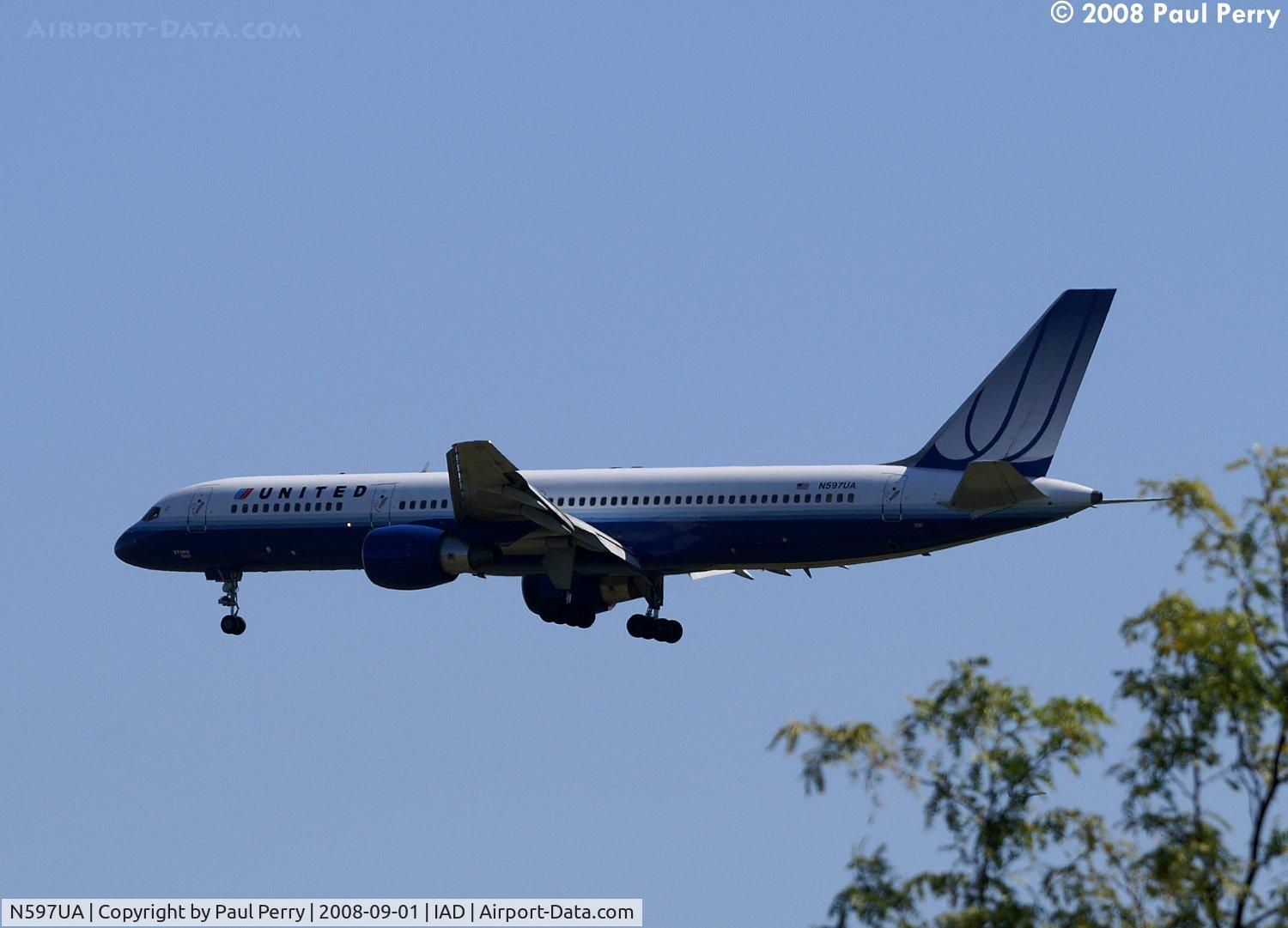 N597UA, 1998 Boeing 757-222 C/N 28750, Slender bodied beauty dropping in