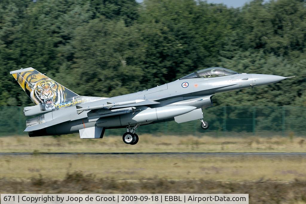 671, Fokker F-16AM Fighting Falcon C/N 6K-43, 338 Squadrons tiger bird for the 2009 Tiger Meet at Kleine Brogel.