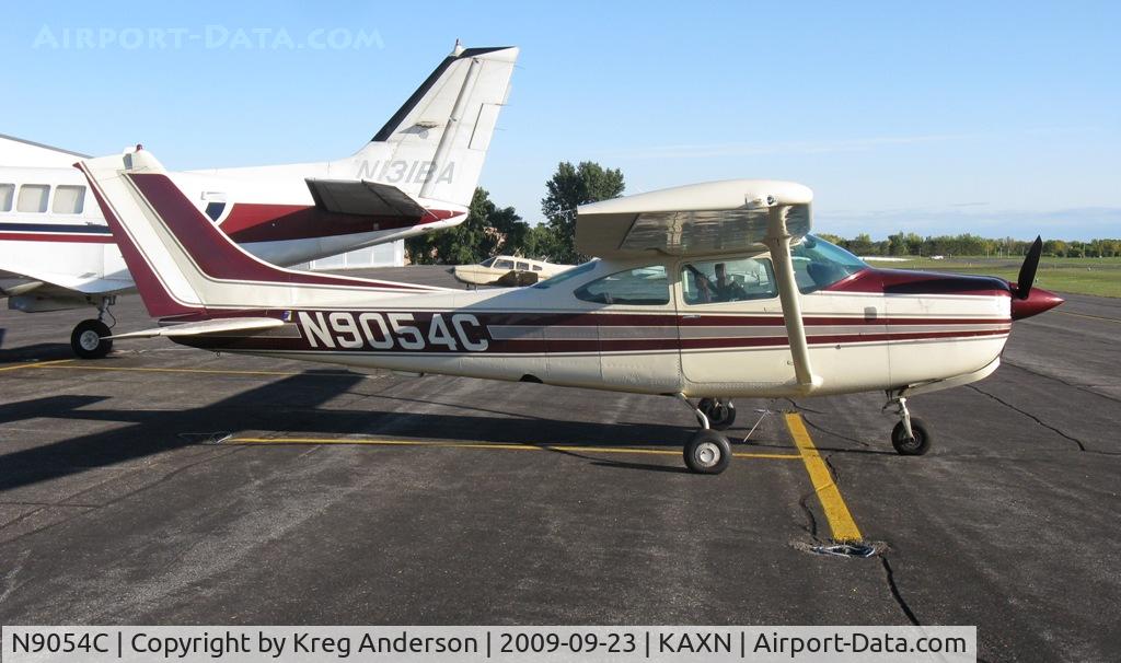 N9054C, 1978 Cessna R182 Skylane RG C/N R18200381, 1978 Cessna R182 Skylane on the ramp.