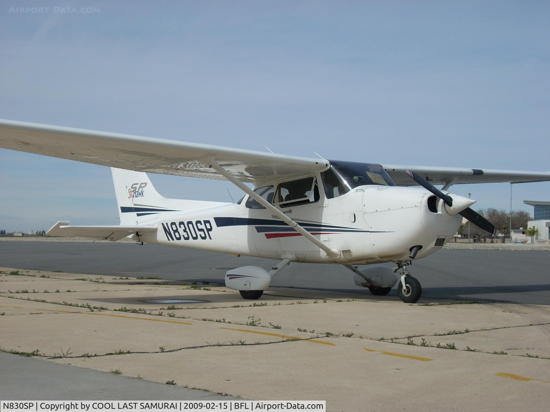 N830SP, 2001 Cessna 172S C/N 172S8745, Bakers Field Fuel Pit