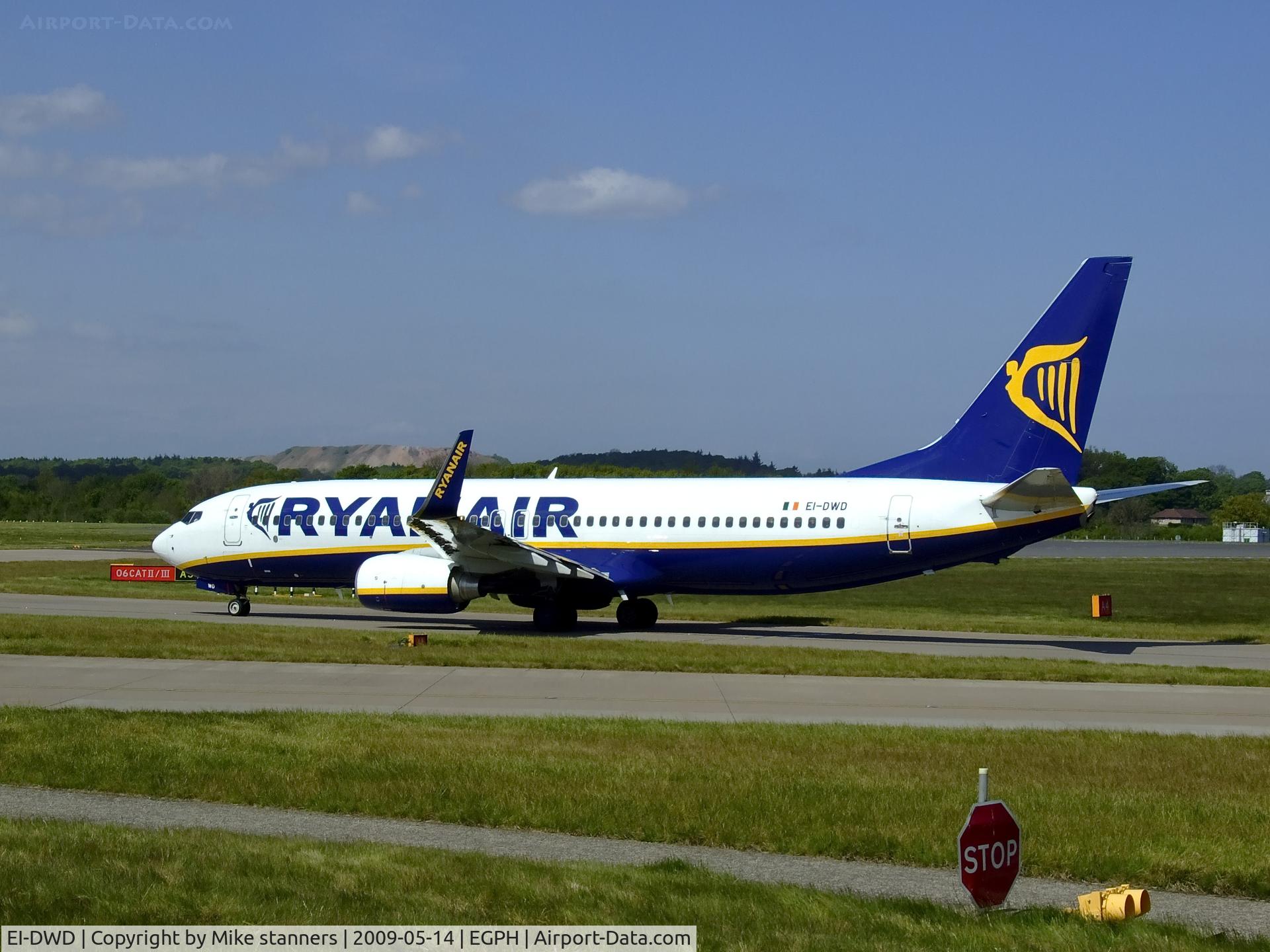 EI-DWD, 2007 Boeing 737-8AS C/N 33642, Whiskey Delta taxiing to runway 06 at EDI