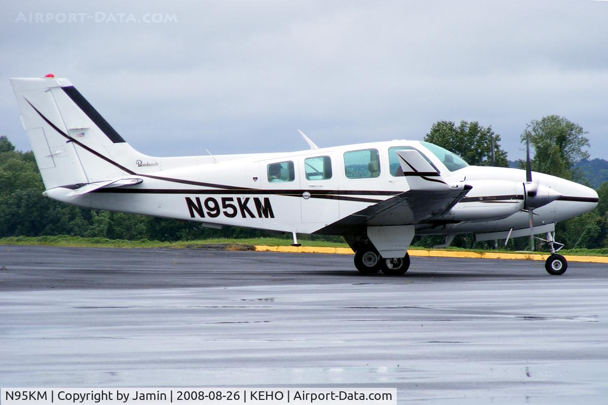 N95KM, 1981 Beech 58 Baron C/N TH-1315, Taxiing for departure on a rainy day.