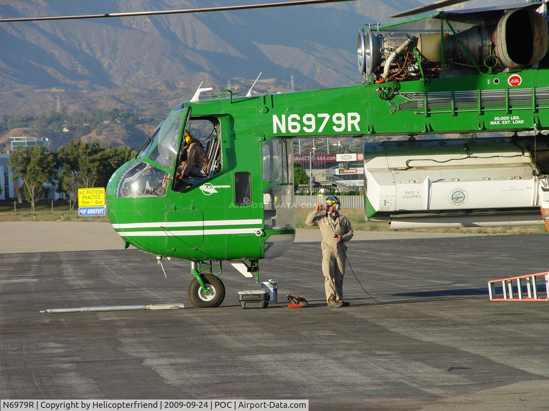 N6979R, 1968 Sikorsky S-64E C/N 64079, Talking to Pilot before start up
