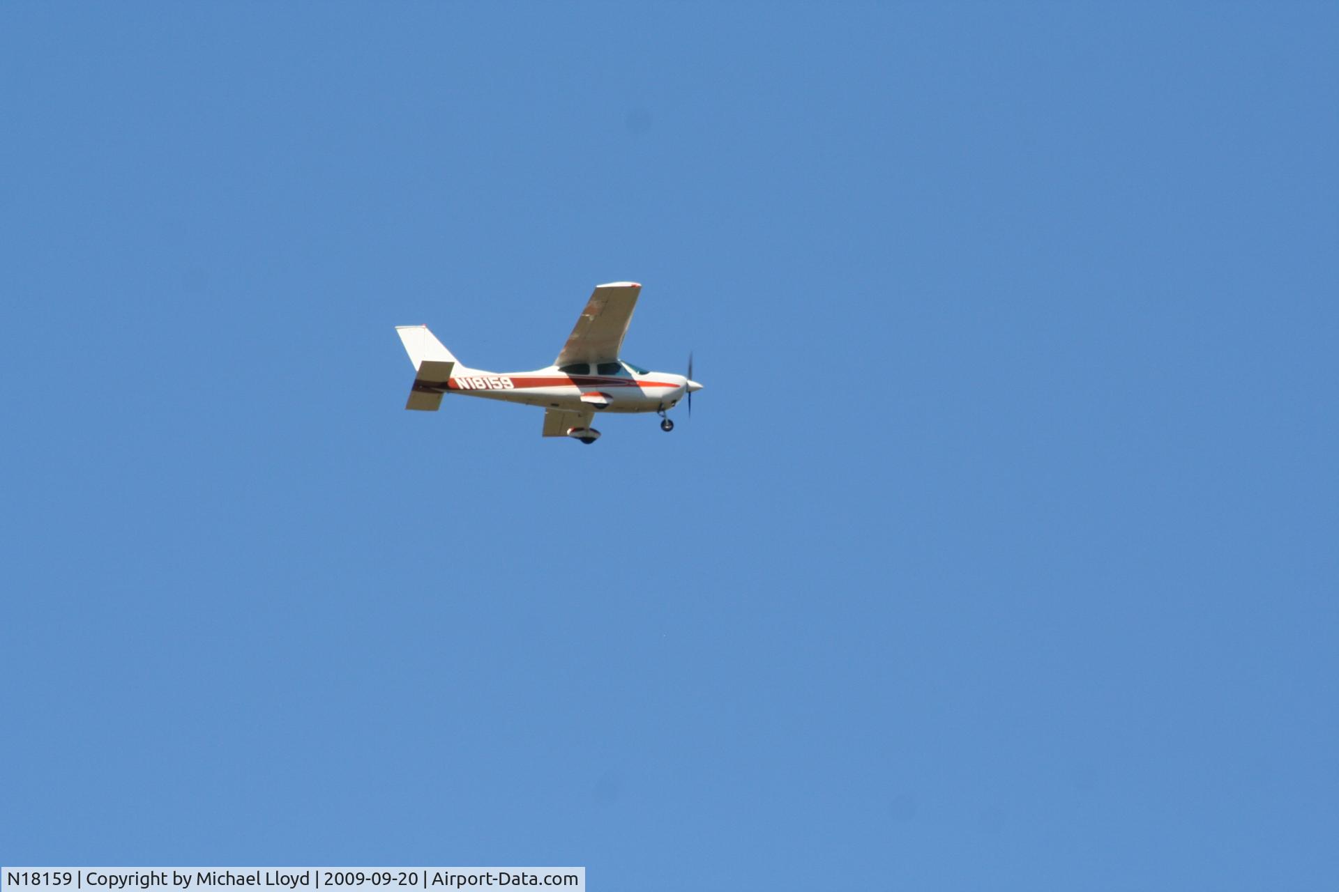 N18159, 1976 Cessna 177B Cardinal C/N 17702534, Fly over.