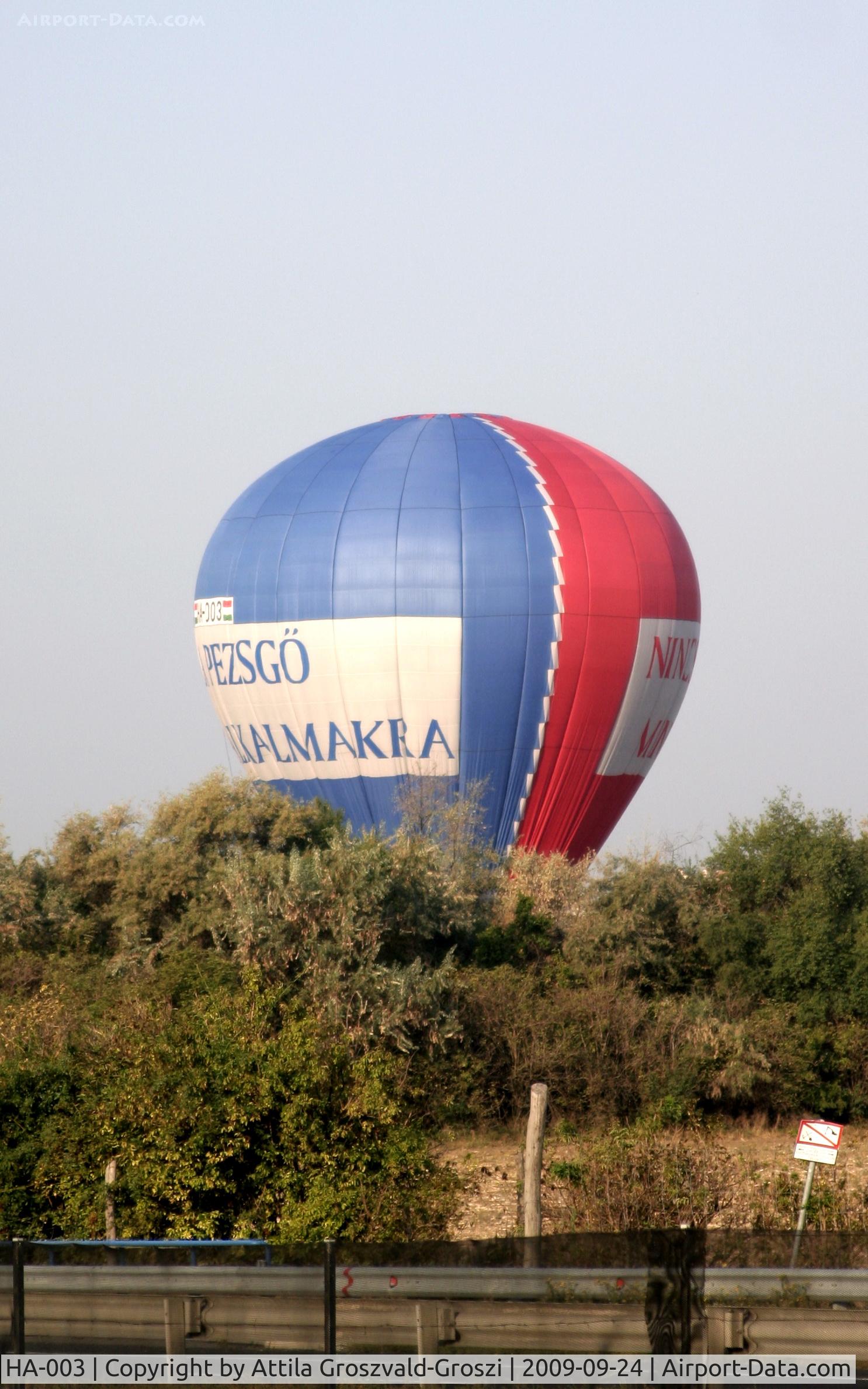 HA-003, 1994 Sup Air E-AX-10 C/N SA2/1994, Kápolnásnyék, temporary landing place.