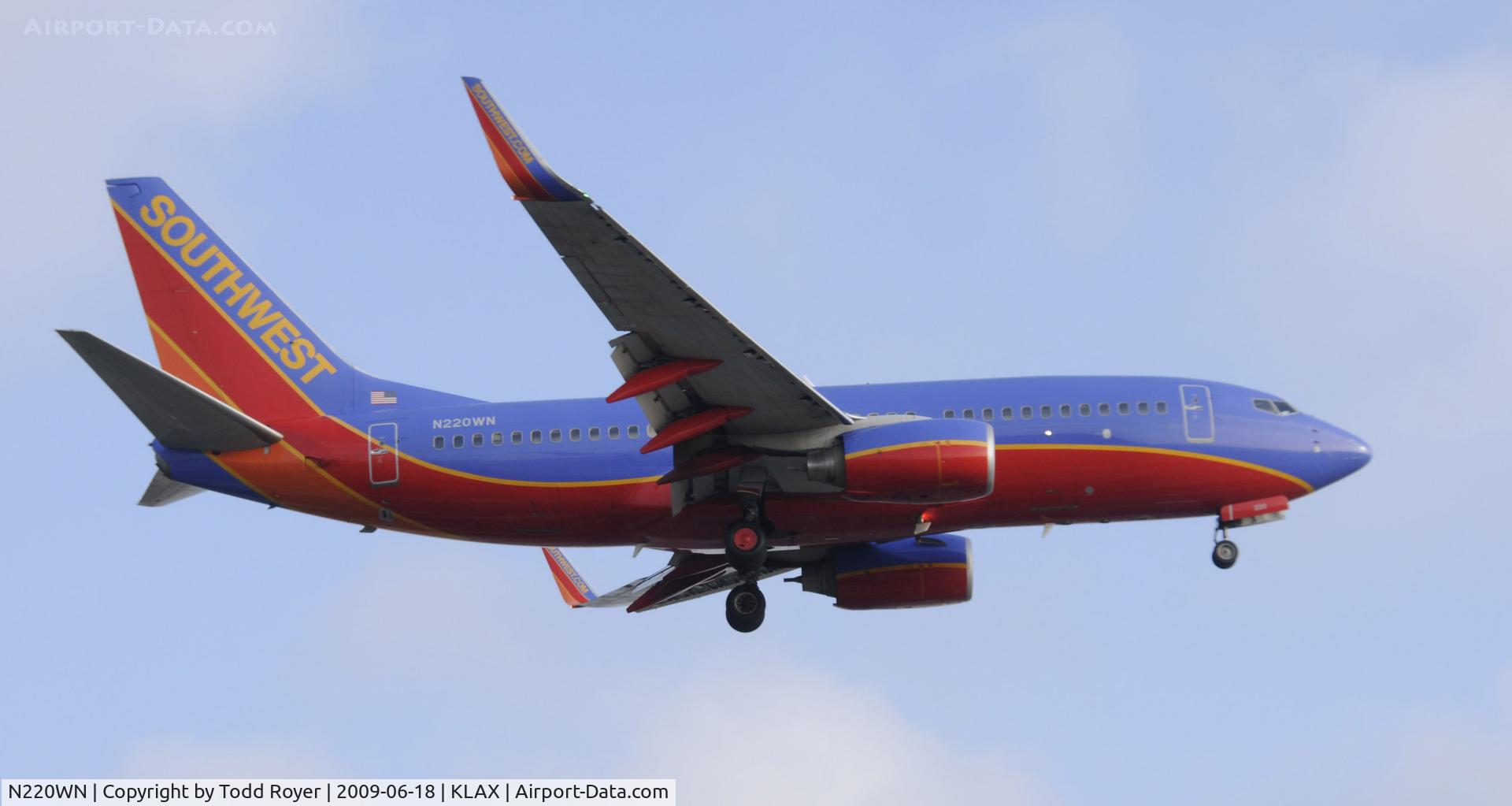 N220WN, 2005 Boeing 737-7H4 C/N 32491, Landing 24R at LAX