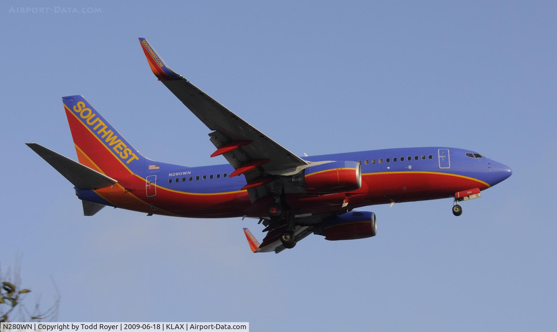 N280WN, 2007 Boeing 737-7H4 C/N 32533, Landing 24R at LAX