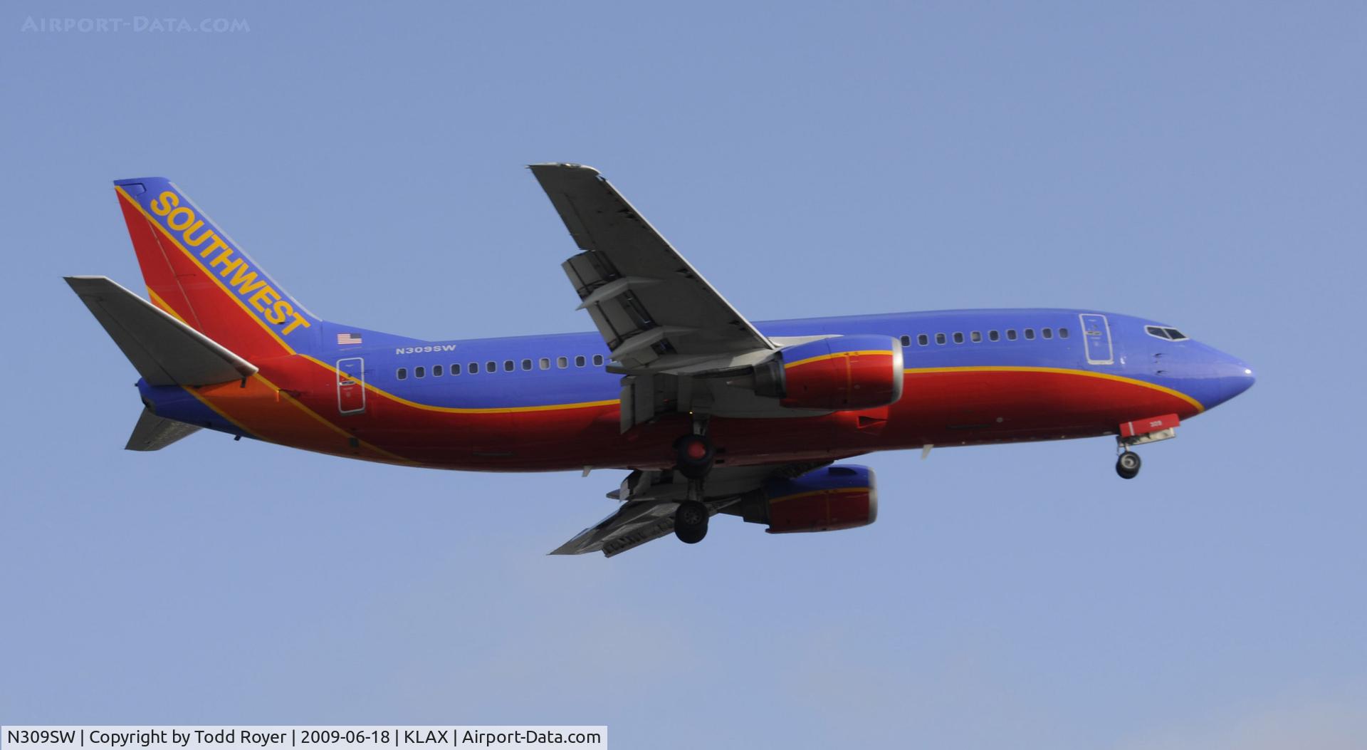 N309SW, 1985 Boeing 737-3H4 C/N 22948, Landing 24R at LAX