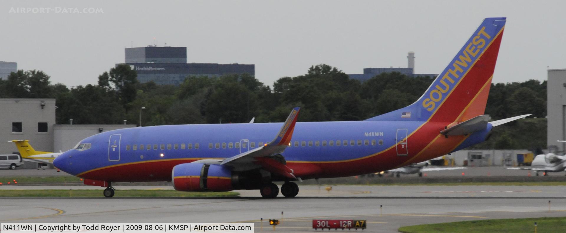 N411WN, 2001 Boeing 737-7H4 C/N 29821, Landing 12R at MSP