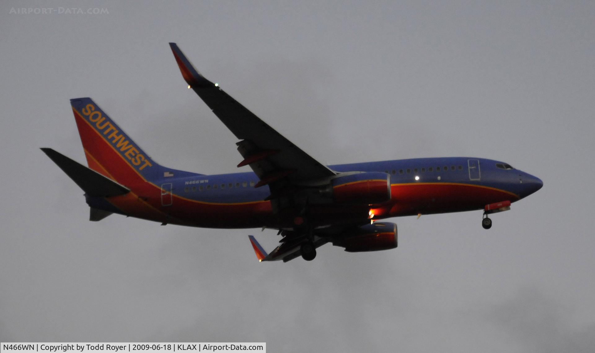 N466WN, 2004 Boeing 737-7H4 C/N 30677, Landing 24R at LAX