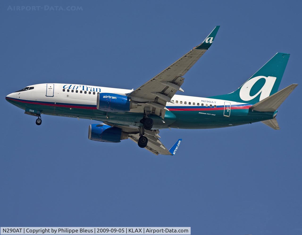 N290AT, 2006 Boeing 737-7BD C/N 33925, Short final rwy 24R.