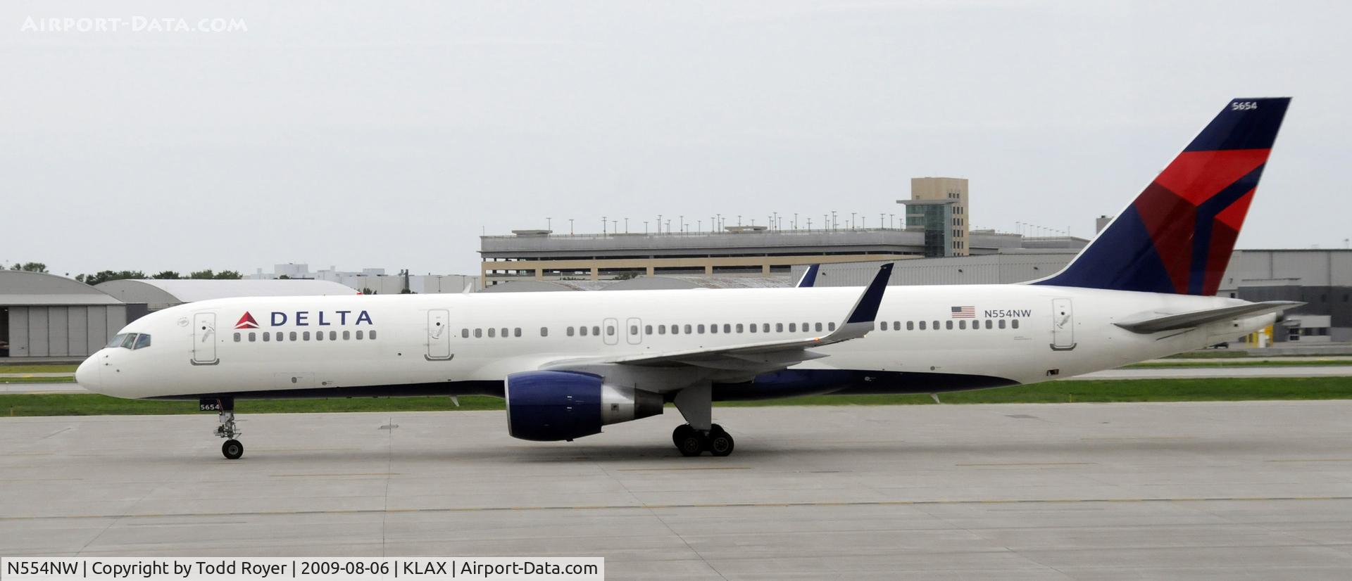 N554NW, 2001 Boeing 757-251 C/N 26501, Taxi for departure