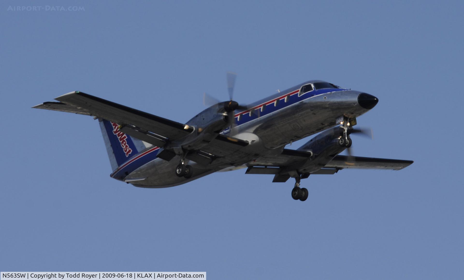N563SW, 1998 Embraer EMB-120 Brasilia C/N 120338, Landing 24R at LAX
