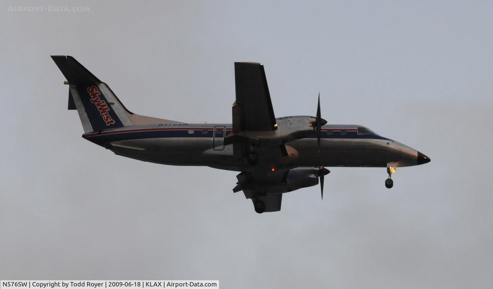 N576SW, 1998 Embraer EMB-120ER Brasilia C/N 120345, Landing 24R at LAX