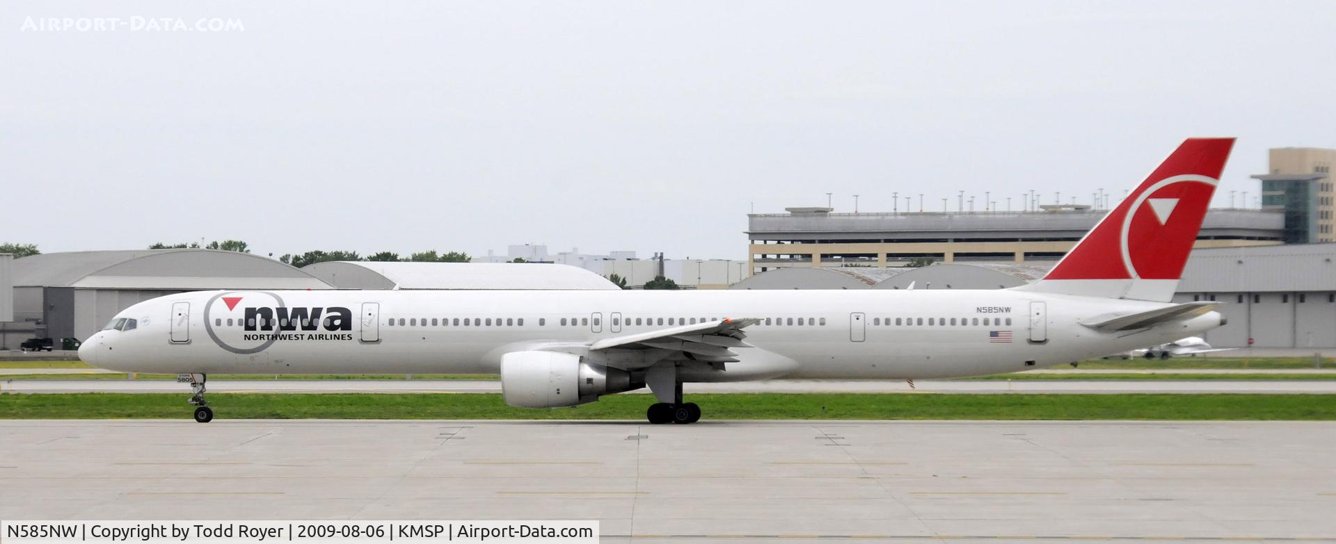 N585NW, 2002 Boeing 757-351 C/N 32985, Taxi for departure