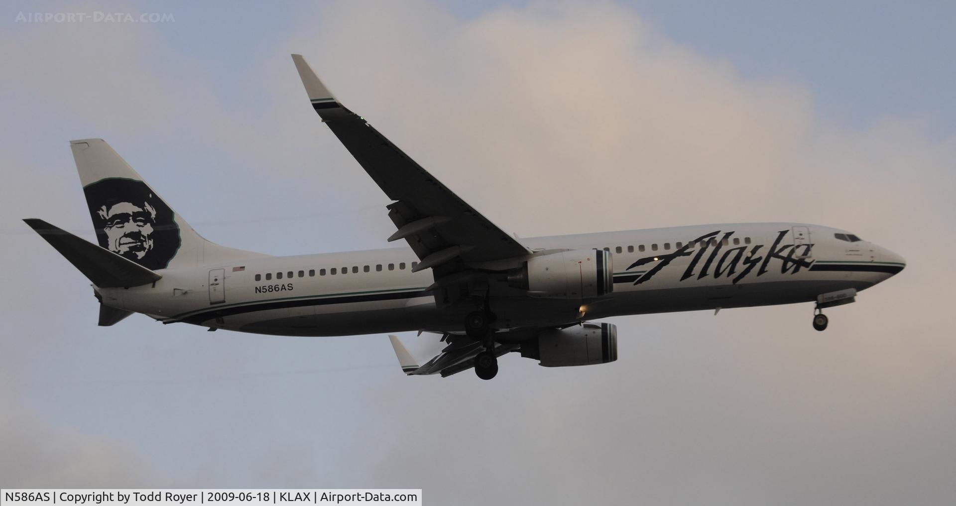 N586AS, 2007 Boeing 737-890 C/N 35189, Landing 24R at LAX