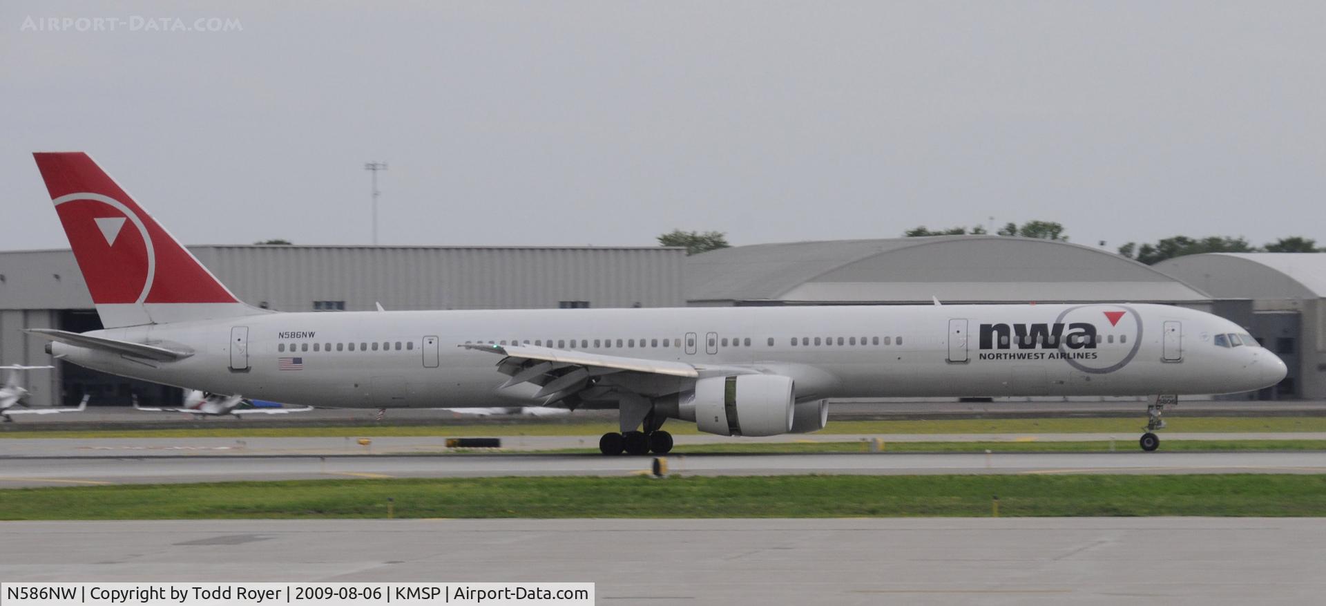 N586NW, 2002 Boeing 757-351 C/N 32987, Landing 30L at MSP