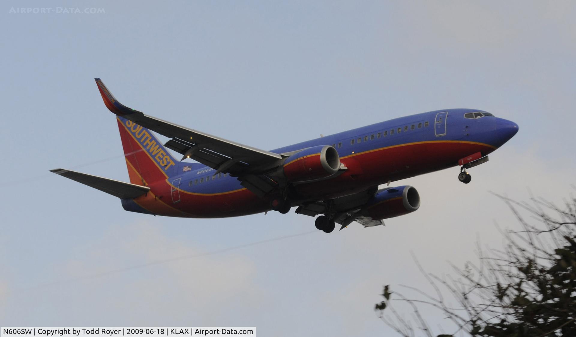 N606SW, 1995 Boeing 737-3H4 C/N 27926, Landing 24R at LAX
