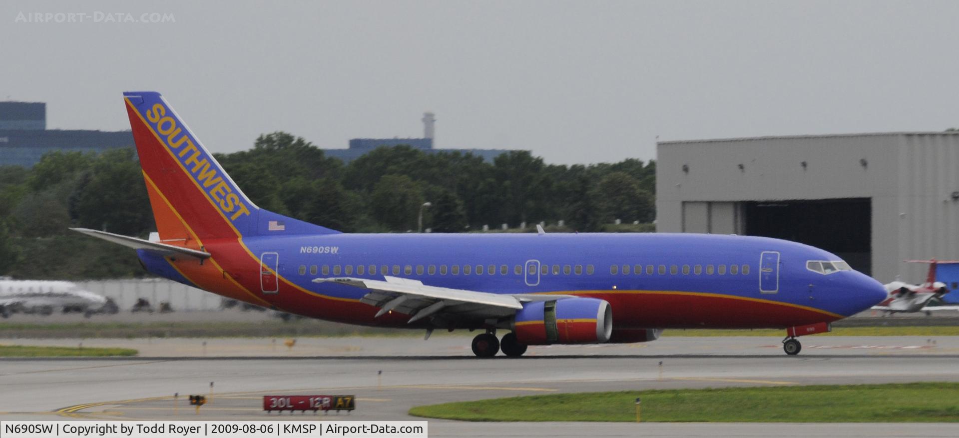 N690SW, 1988 Boeing 737-3G7 C/N 23783, Landing 30L at MSP