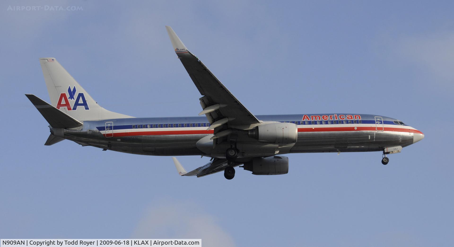 N909AN, 1999 Boeing 737-823 C/N 29511, Landing 24R at LAX