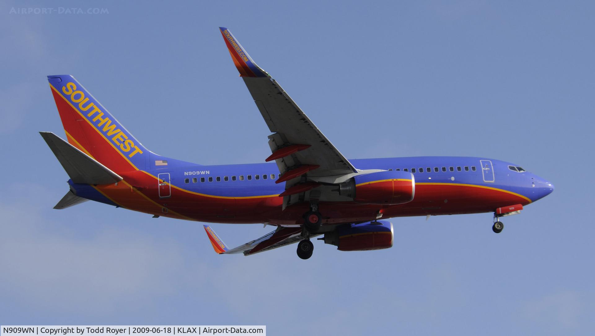 N909WN, 2008 Boeing 737-7H4 C/N 32458, Landing 24R at LAX