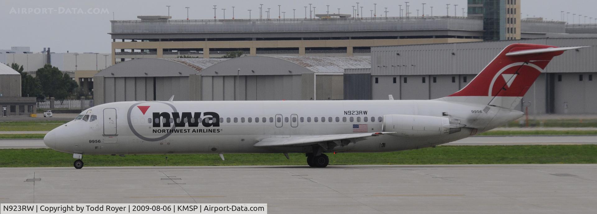 N923RW, 1968 Douglas DC-9-31 C/N 47183, Taxi for departure