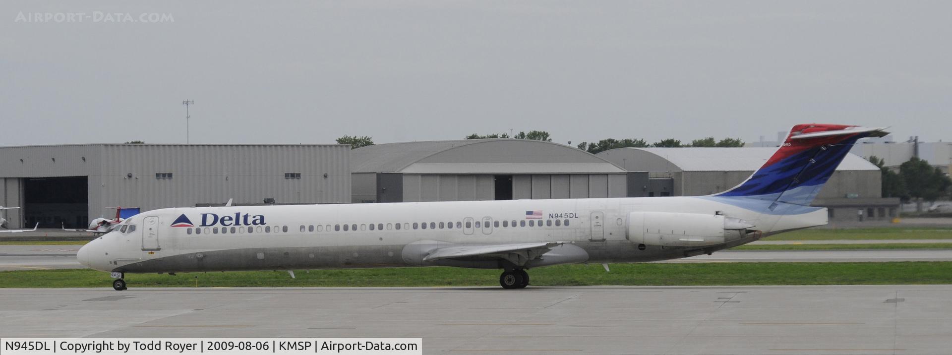N945DL, 1989 McDonnell Douglas MD-88 C/N 49818, Taxi for departure