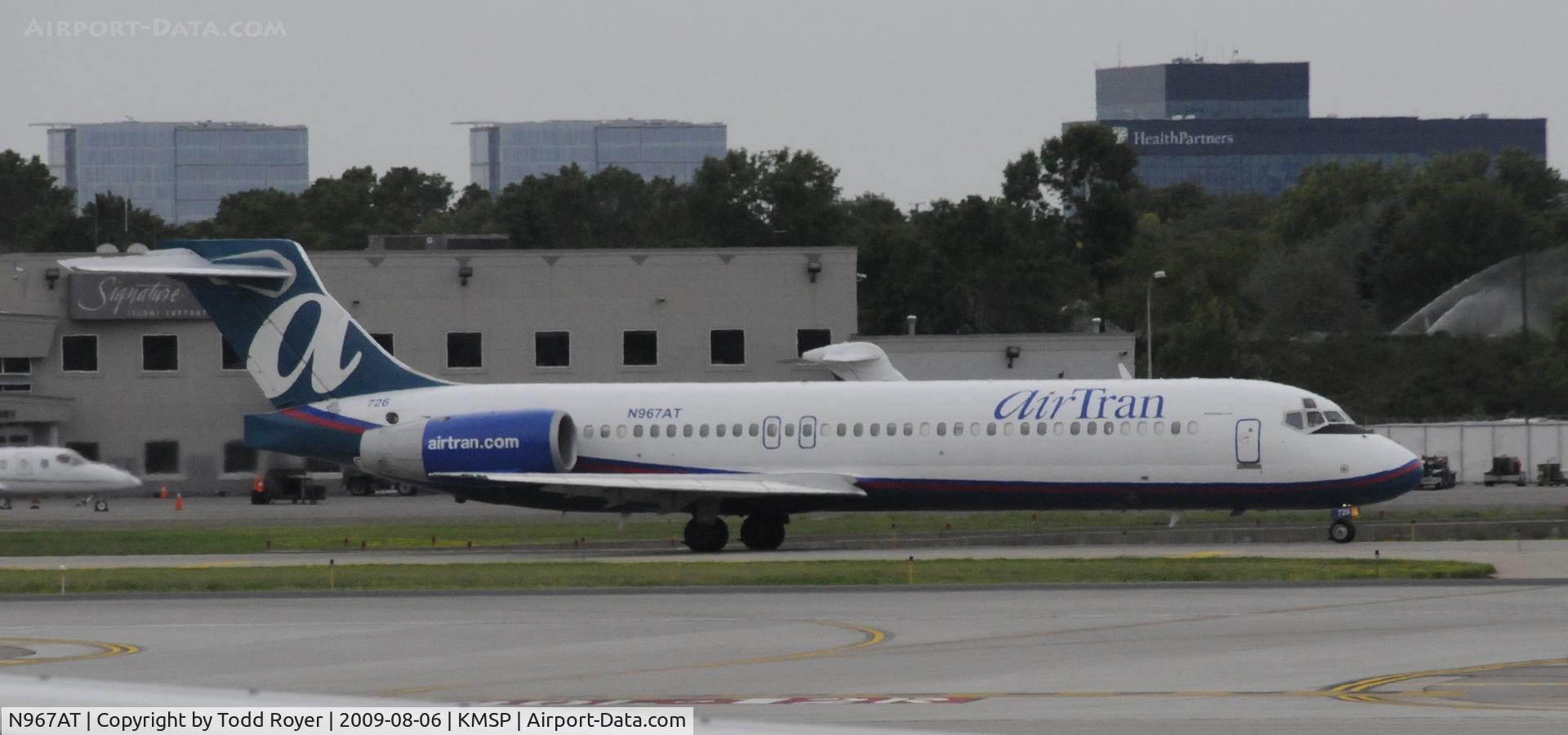 N967AT, 2001 Boeing 717-200 C/N 55028, Departing MSP on 30L