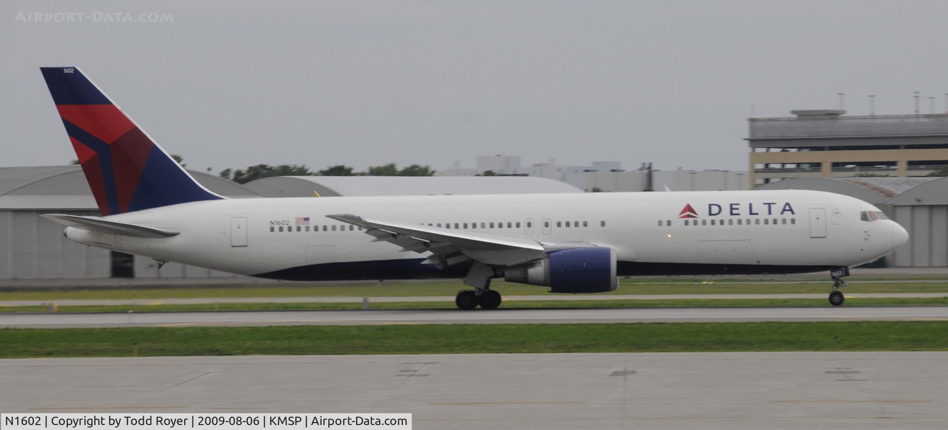 N1602, 1999 Boeing 767-332 C/N 29694, Departing MSP on 30L