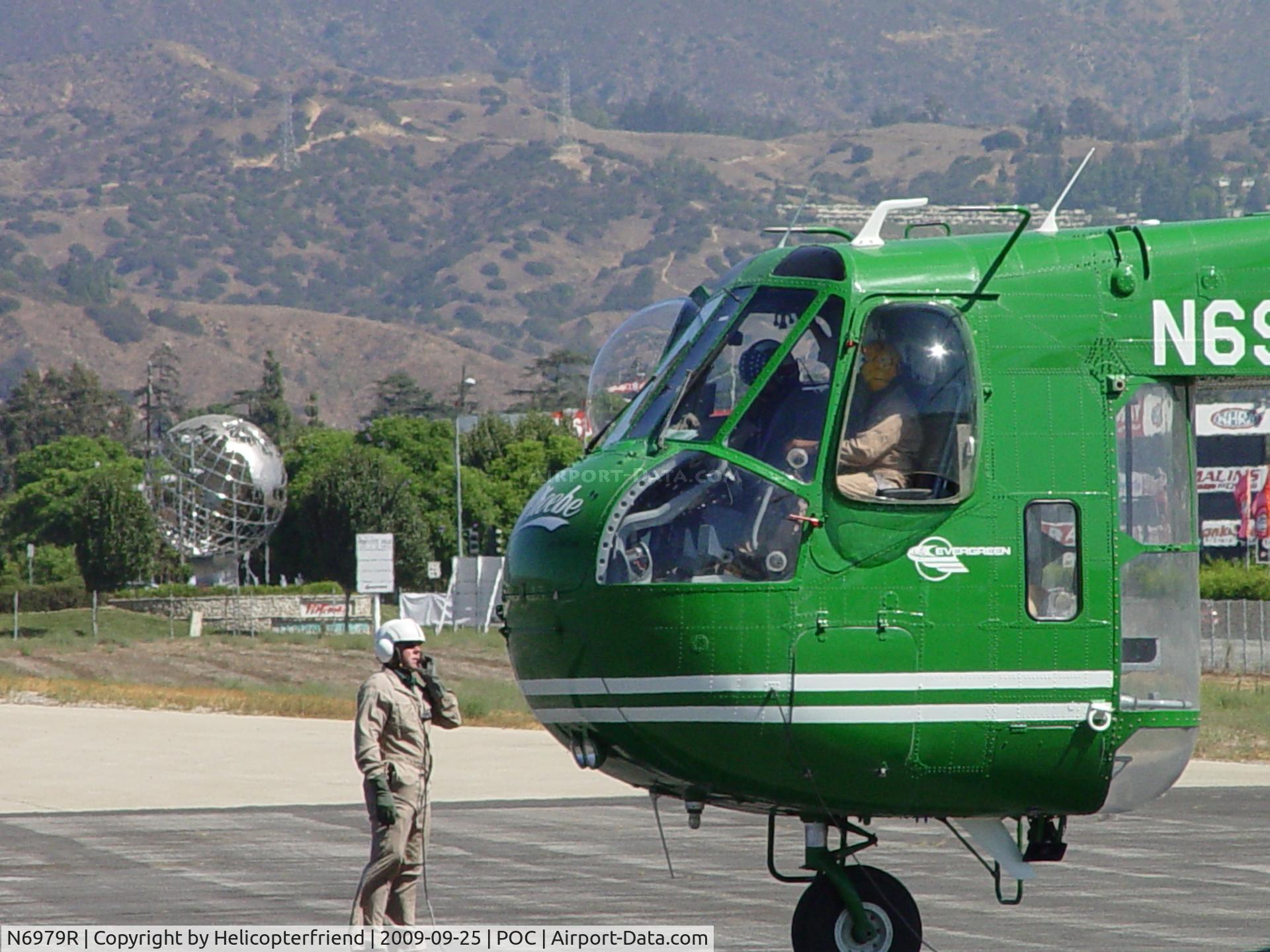 N6979R, 1968 Sikorsky S-64E C/N 64079, Groundsman and Pilot preparing to lift off and go to another location