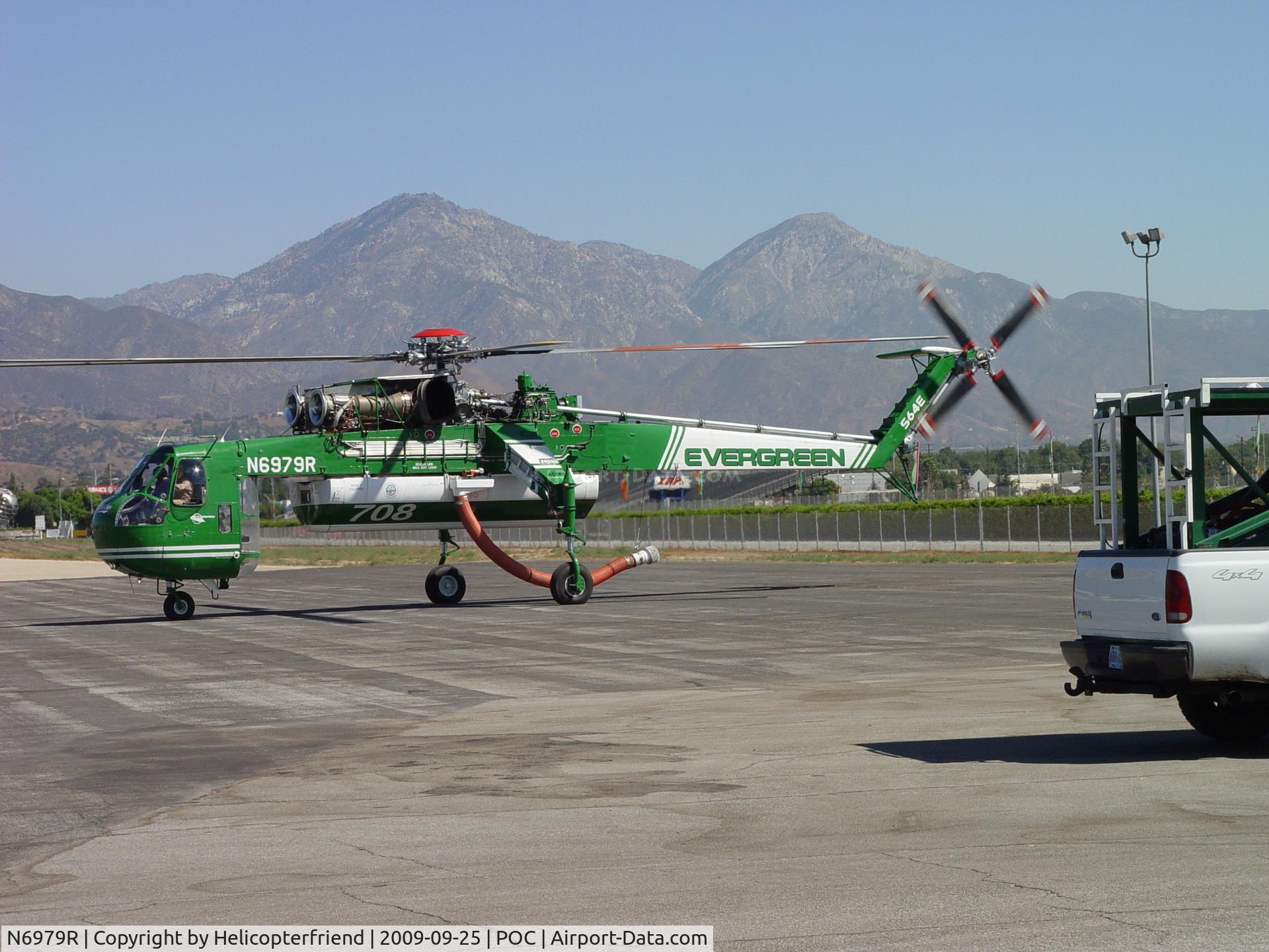 N6979R, 1968 Sikorsky S-64E C/N 64079, Pilots and Crewman on board and preparing to lft off