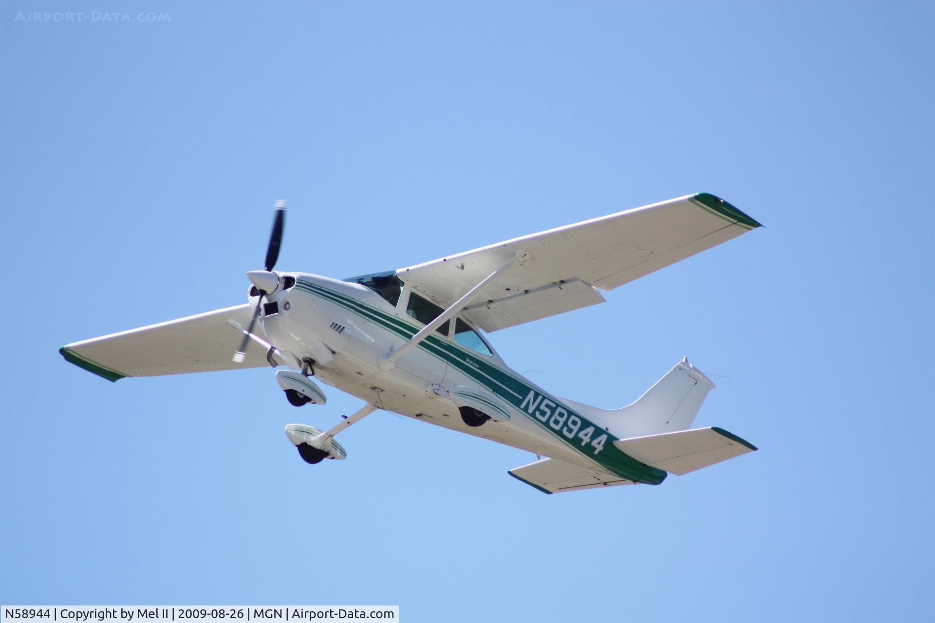N58944, 1973 Cessna 182P Skylane C/N 18262415, Departing RWY 10