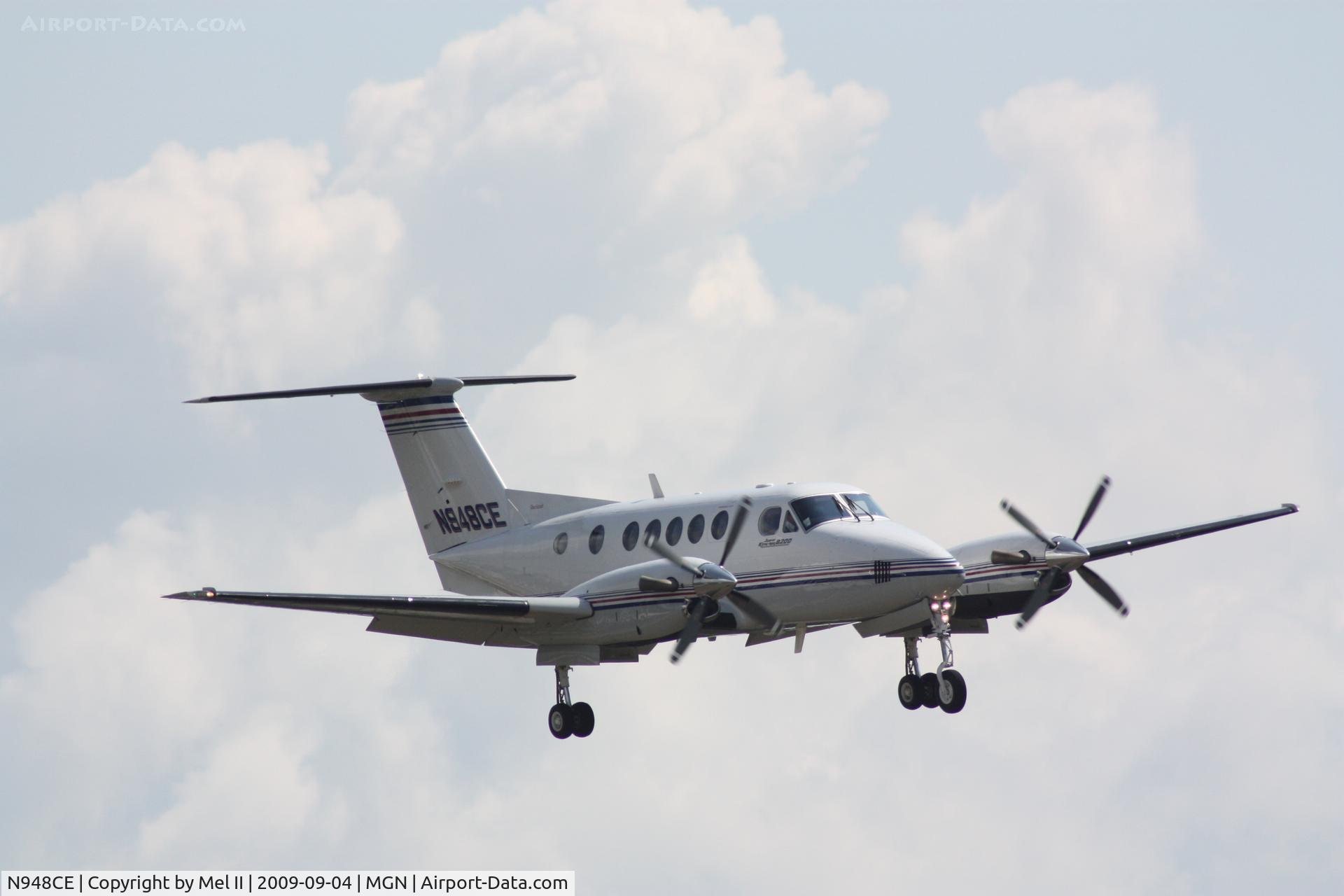 N948CE, 2000 Raytheon Aircraft Company B200 C/N BB-1736, KPTK-KMGN - Landing RWY 28
