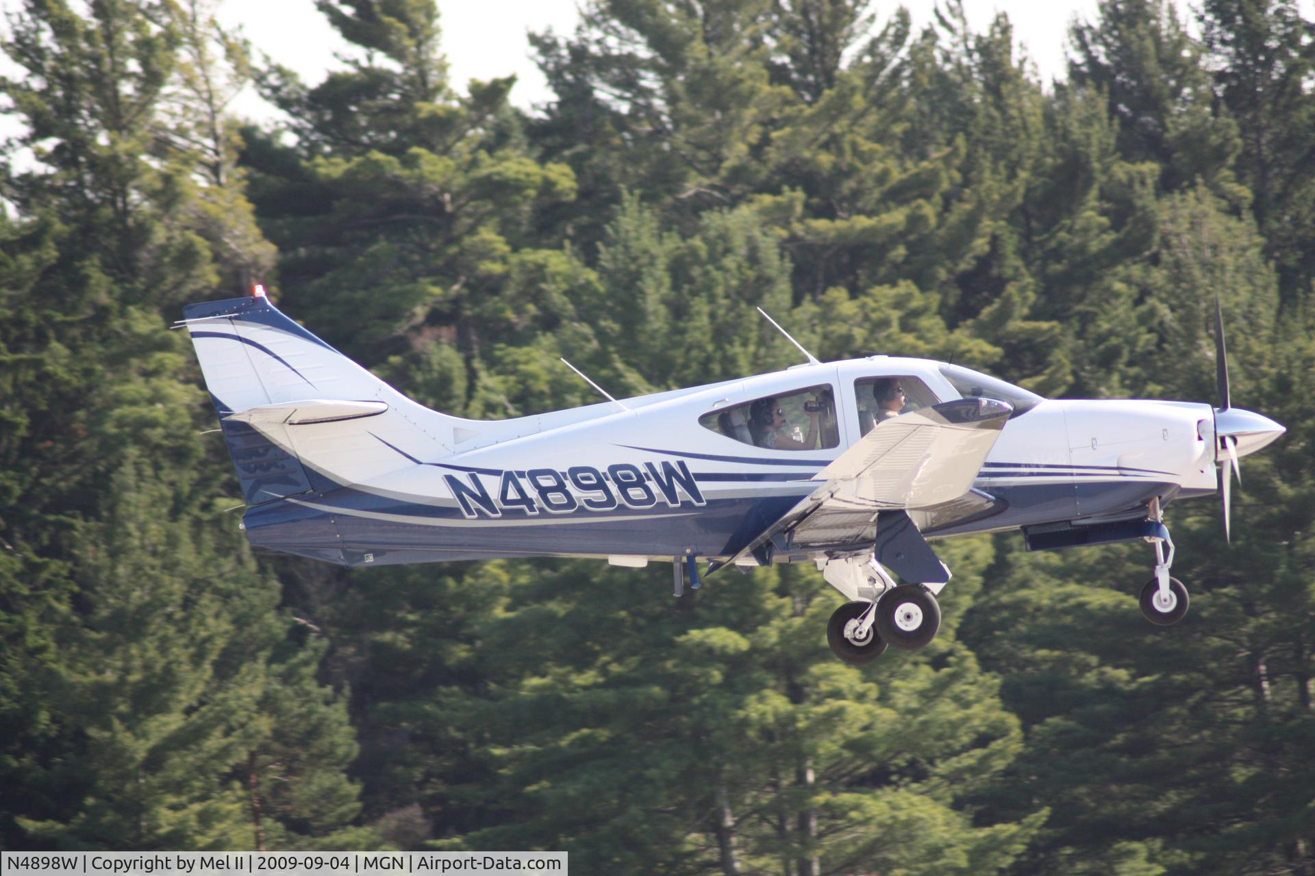 N4898W, 1977 Rockwell International 114 Commander C/N 14228, Landing RWY 28