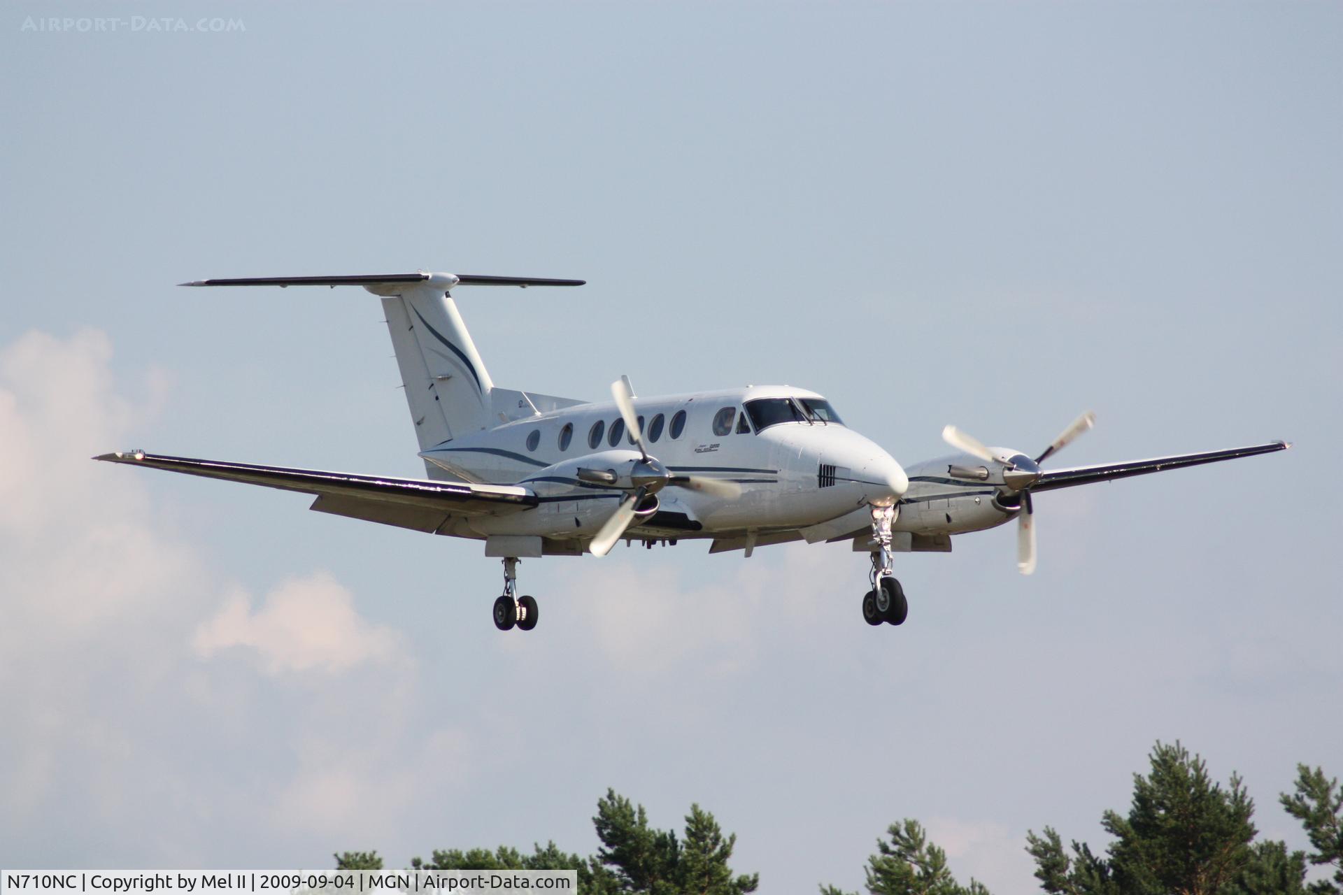 N710NC, 1977 Beech 200 C/N BB-322, Landing RWY 28