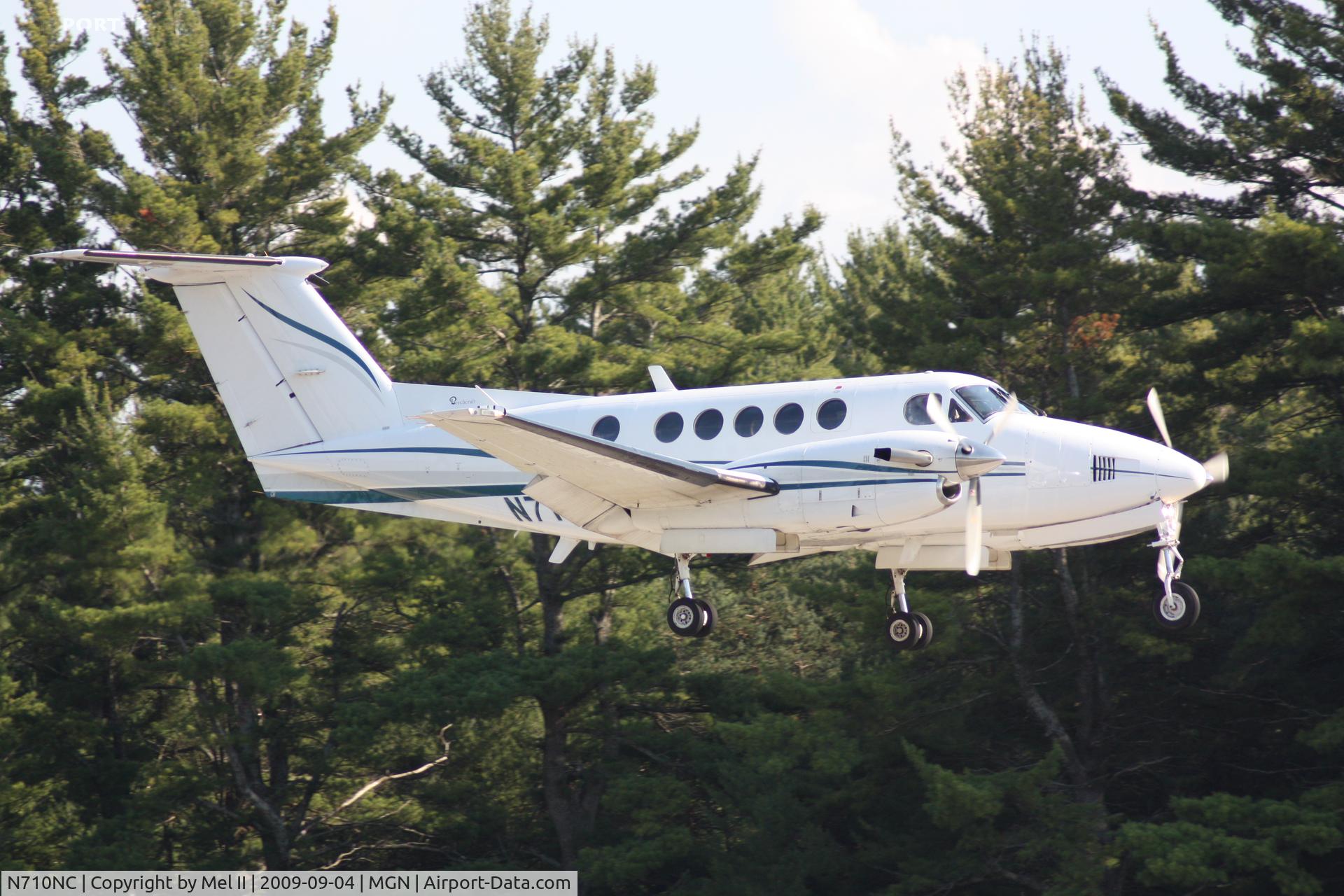 N710NC, 1977 Beech 200 C/N BB-322, Landing RWY 28