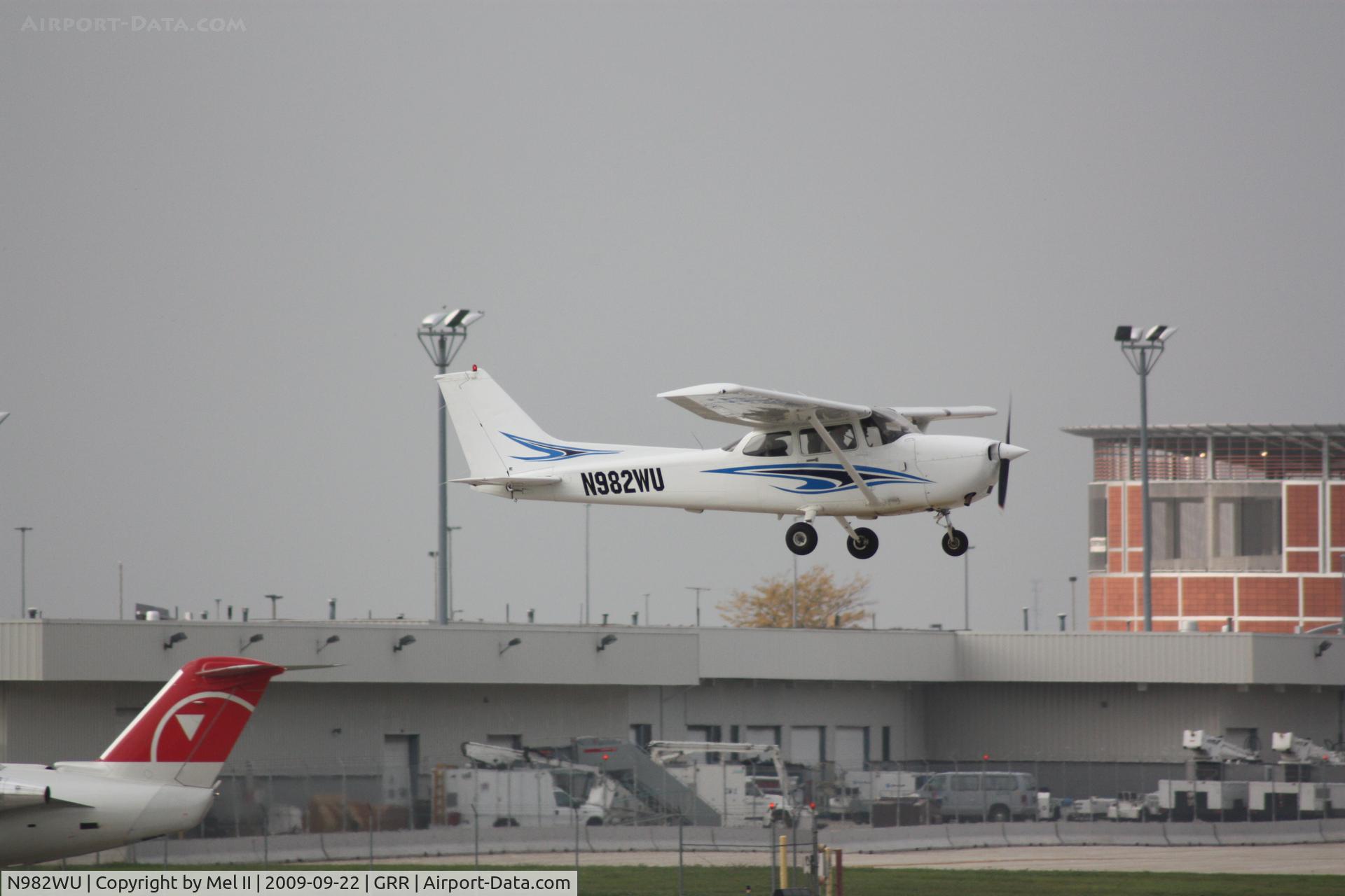 N982WU, 1998 Cessna 172R C/N 17280478, Departing RWY 8R