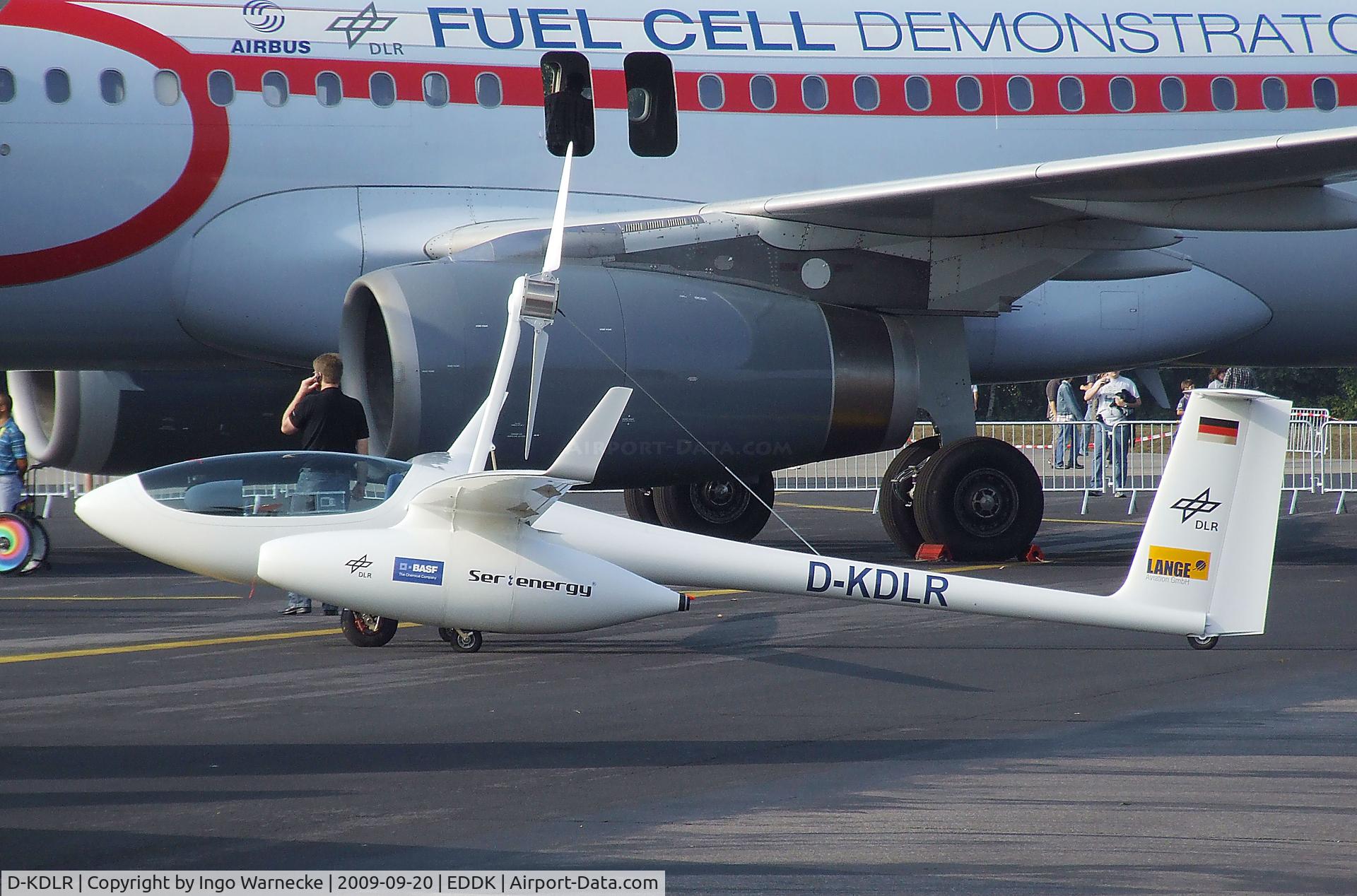 D-KDLR, 2008 Lange E-1 Antares DLR-H2 C/N 01, DLR / Lange Aviation Antares DLR-H2 fuel cell/hydrogen powered electric aircraft of the DLR at the DLR 2009 air and space day on the side of Cologne airport