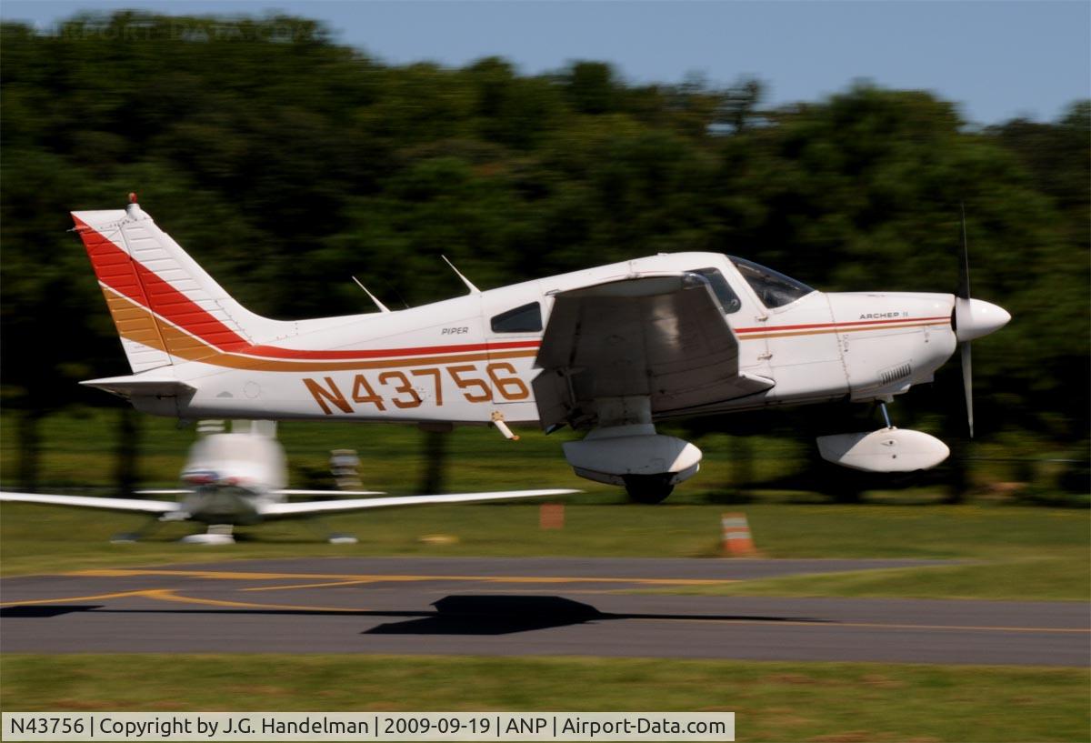 N43756, 1977 Piper PA-28-181 Archer C/N 28-7890011, lift off at ANP