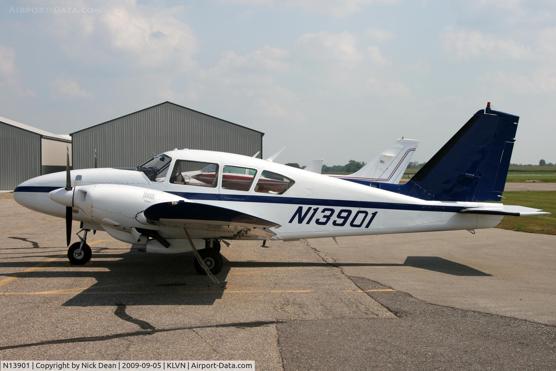 N13901, 1970 Piper PA-23-250 Aztec C/N 27-4533, KLVN