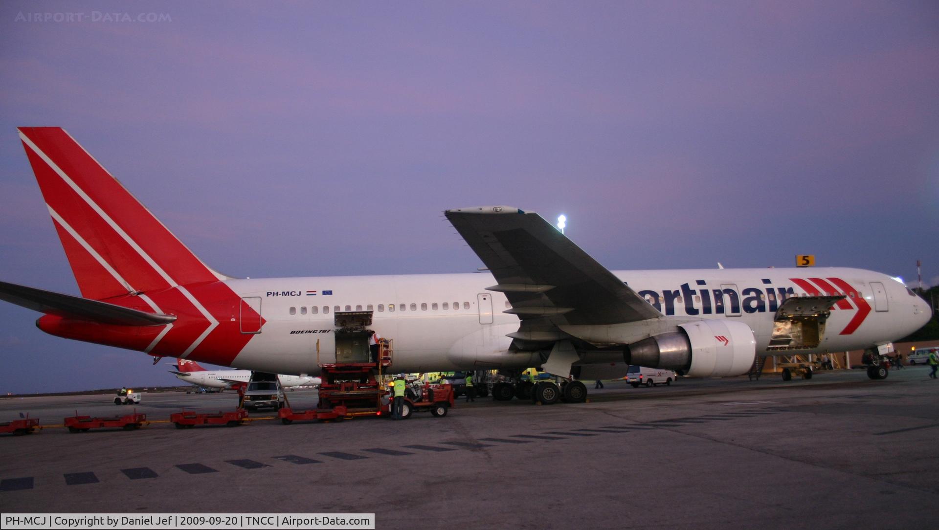 PH-MCJ, 1993 Boeing 767-33A C/N 25535, park at the ramp being handle