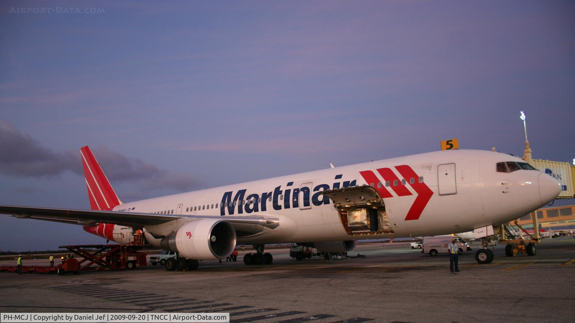 PH-MCJ, 1993 Boeing 767-33A C/N 25535, being ground handle