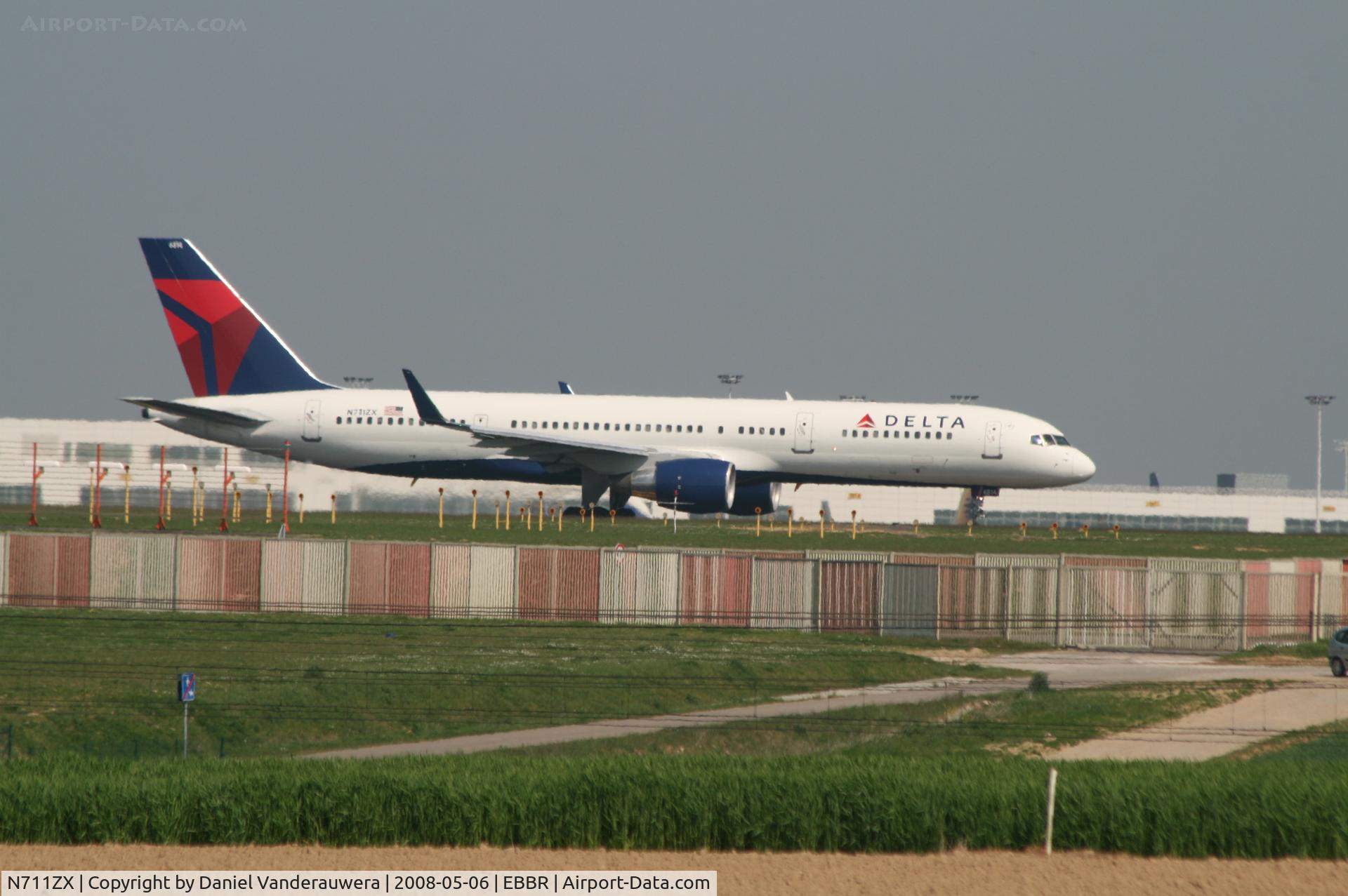 N711ZX, 1997 Boeing 757-231 C/N 28481, Aligning to take off on rwy 02