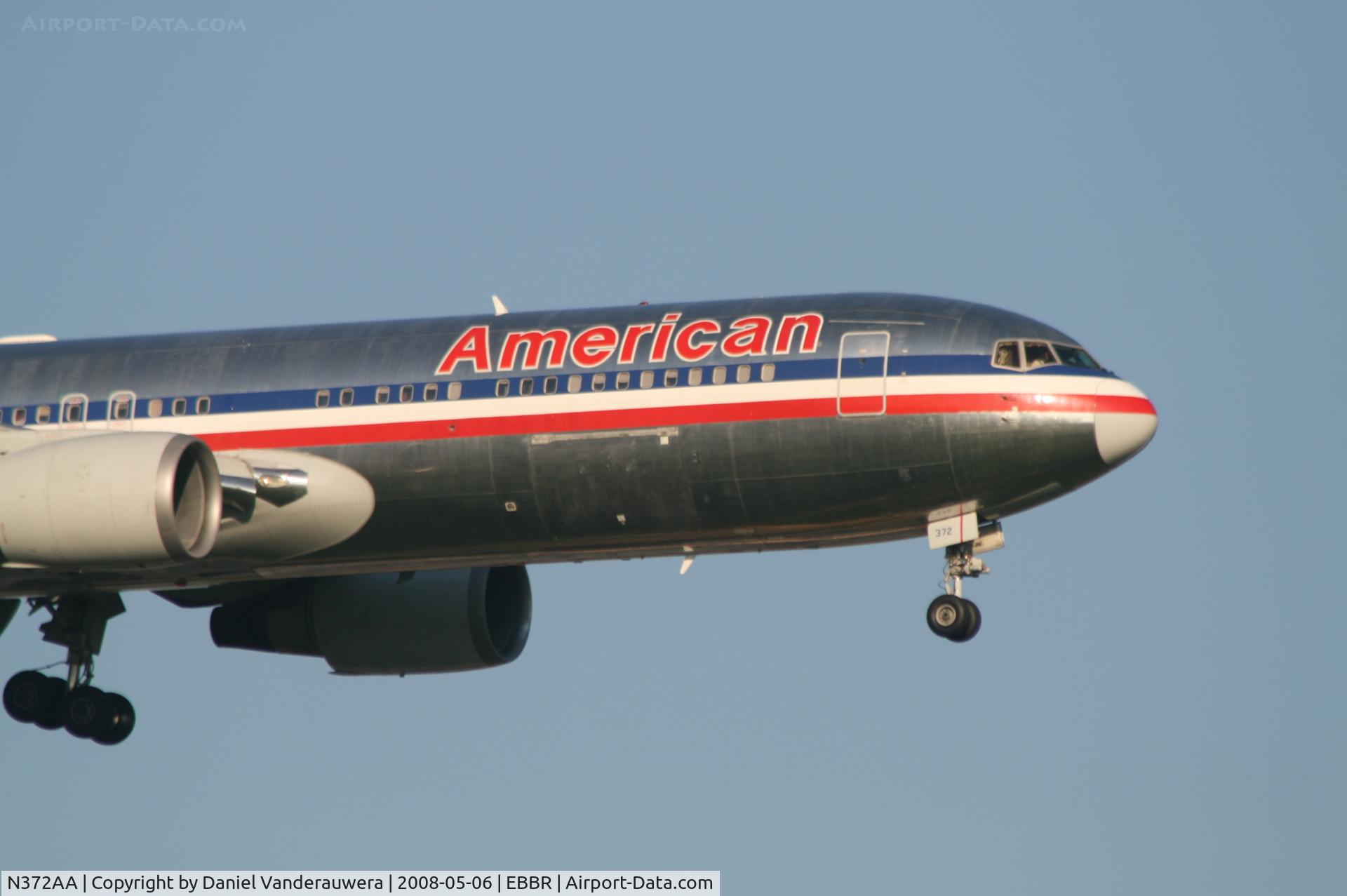 N372AA, 1992 Boeing 767-323 C/N 25199, arrival of flight AA088 to rwy 02