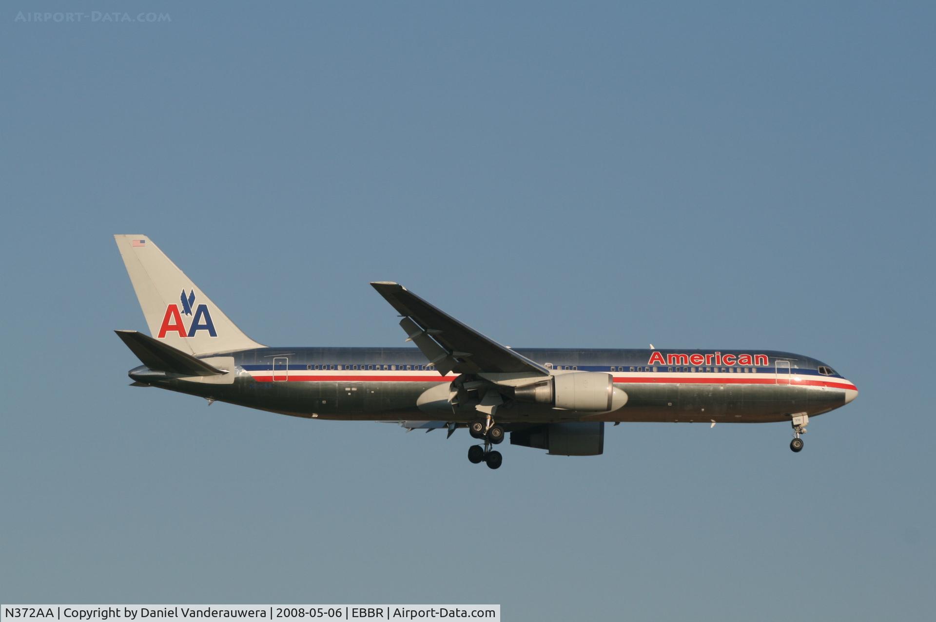 N372AA, 1992 Boeing 767-323 C/N 25199, flight AA088 is descending to rwy 02