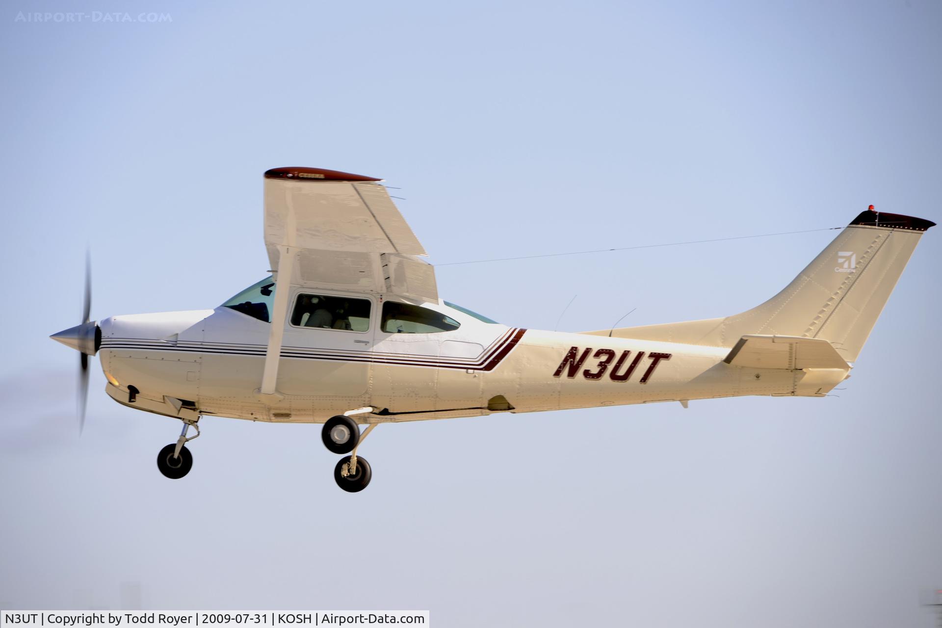 N3UT, 1978 Cessna TR182 Turbo Skylane RG C/N R18200702, Departing OSH on 27
