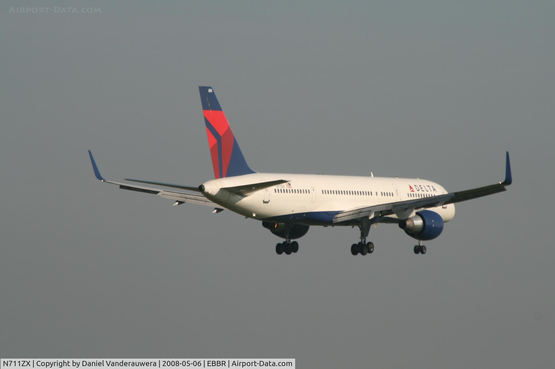 N711ZX, 1997 Boeing 757-231 C/N 28481, descending to rwy 02